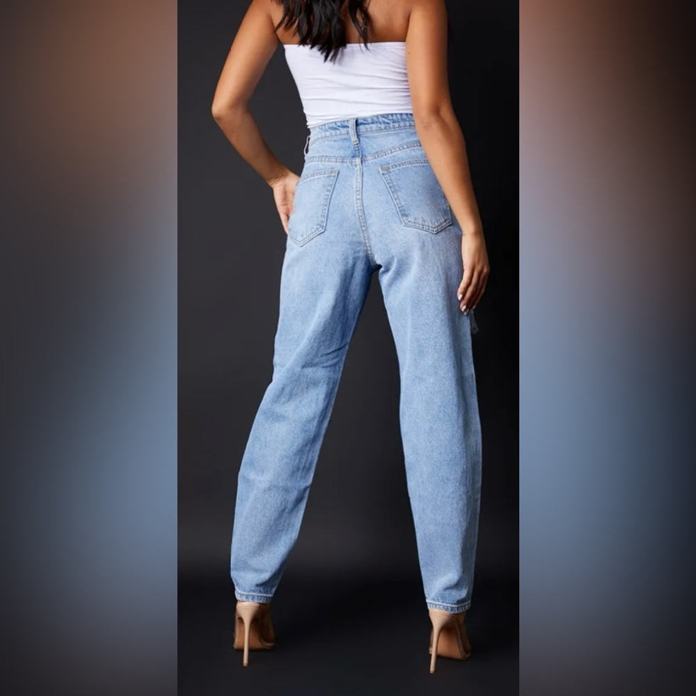 ๐ NWT PRETTYLITTLETHING Washed Distressed High Rise Mom Jeans in Light Blue Sz 8 - Picture 5 of 7